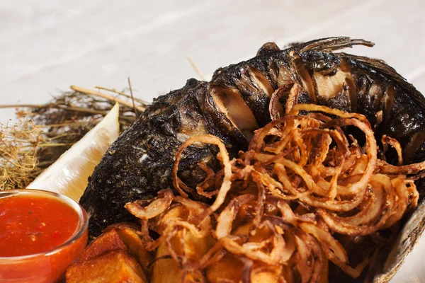 Apetitiva comida de pescado frito y aros de cebolla — Foto de Stock