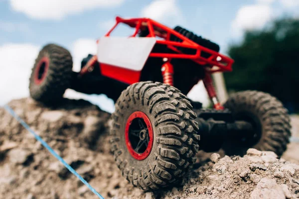 Close-up of toy crawler riding through rocks — Stock Photo, Image