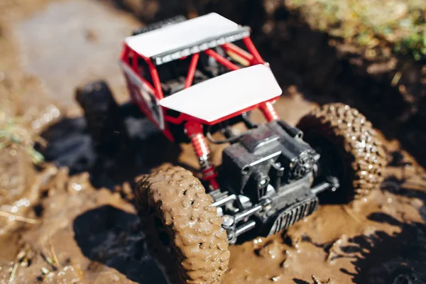 Toy crawler roading on dirty track, close-up — Stock Photo, Image