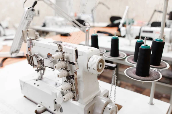 Профессиональная швейная машина оверлок в мастерской — стоковое фото