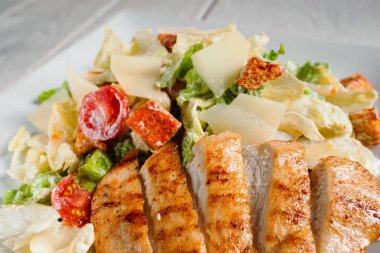 Sebze salatası yakın çekim ile kızarmış tavuk şeritler