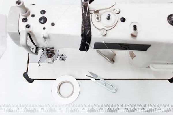 Macchina da cucire con utensili vista dall'alto, spazio libero — Foto Stock