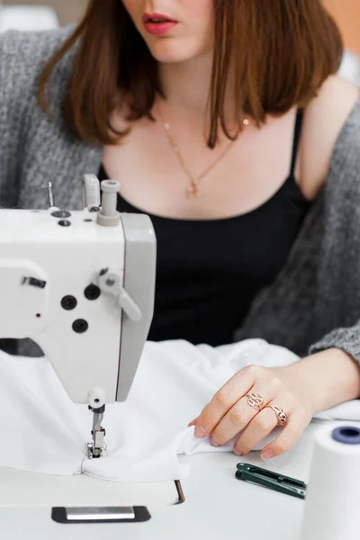 Onherkenbaar op maat werken bij naaimachine — Stockfoto