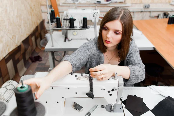 Seamstress fixing thread on sewing machine — Stock Photo, Image