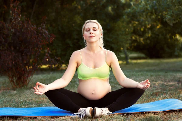 Donna incinta che medita all'aperto — Foto Stock