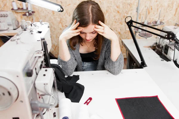 Seamstress percebeu que ela cometeu um erro, copiar espaço — Fotografia de Stock