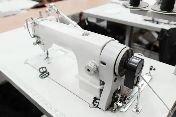 Primo piano della macchina da cucire in officina — Foto Stock