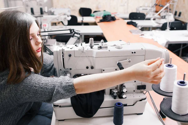 Seule couturière surmenage à l'usine de vêtements — Photo