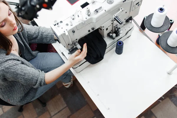 Vista superior no alfaiate que trabalha com máquina de costura — Fotografia de Stock