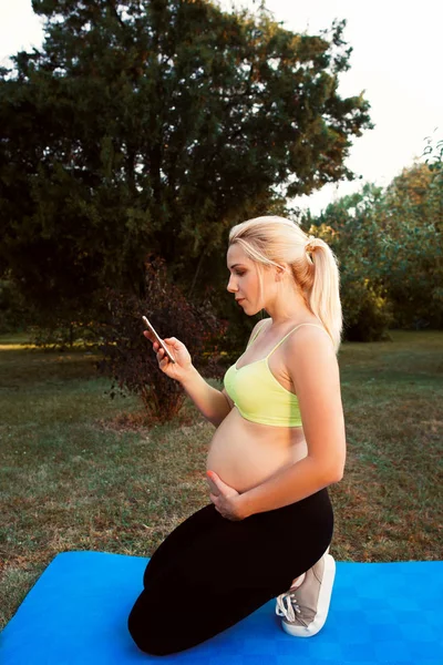 Donna incinta chiamare il medico primo piano — Foto Stock