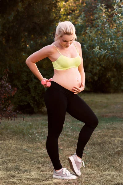 Fitness terhes nő érzés neki baba push — Stock Fotó