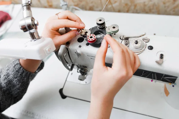Seamstress substituir bobina na máquina de costura — Fotografia de Stock