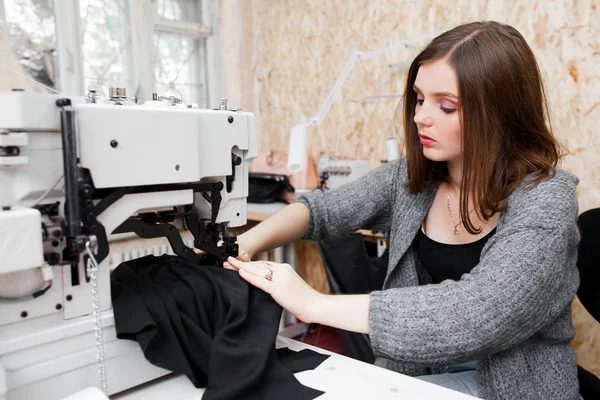 Mladá krásná žena šicí stroj — Stock fotografie