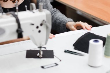 Terzi kumaş gereken sayıda ölçme