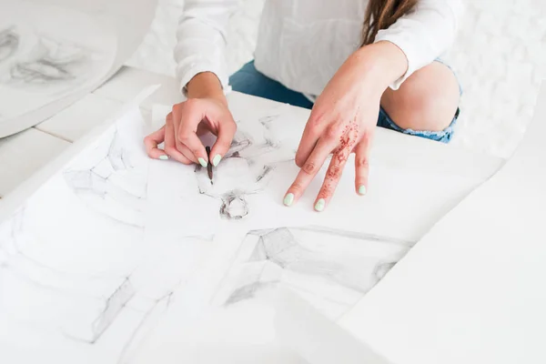 Artist hands drawing sketch on whatman — Stock Photo, Image