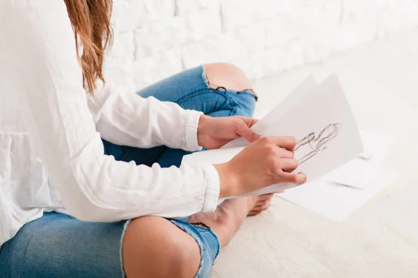 Dibujo de dibujo del artista sentado en el suelo, espacio libre — Foto de Stock