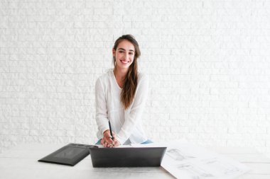 Güzel tasarımcı aygıtlarıyla çalışma