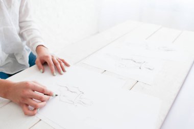 Eller genç tasarımcı oluşturma yeni koleksiyon