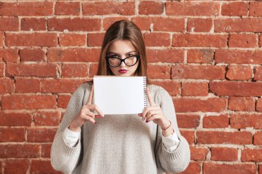 Kendine güvenen kız boş defter ile ayakta