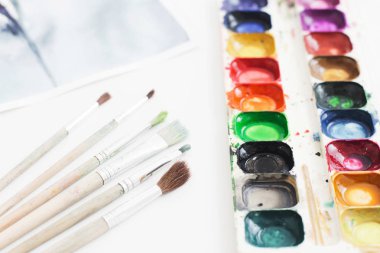 Boya fırçaları set ve suluboya palet yakın çekim