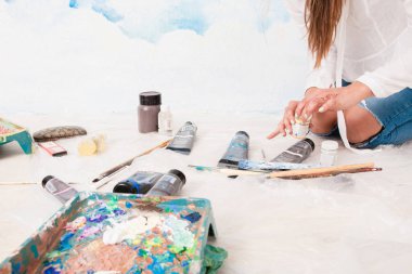 Ressam dekoratör, geçici çalışma alanı