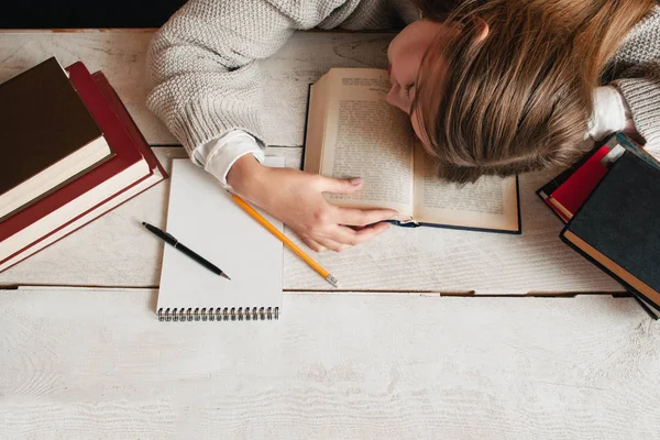 Estudiante chica durmiendo en escritorio con libros plana laico — Foto de Stock