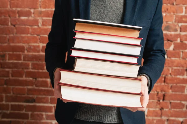 Man håller högen av böcker i händerna, närbild — Stockfoto