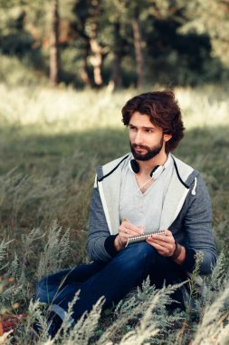 Yazar, doğa, boş alan şiir yazma