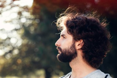 Profil sakallı adamın Park, boş alan