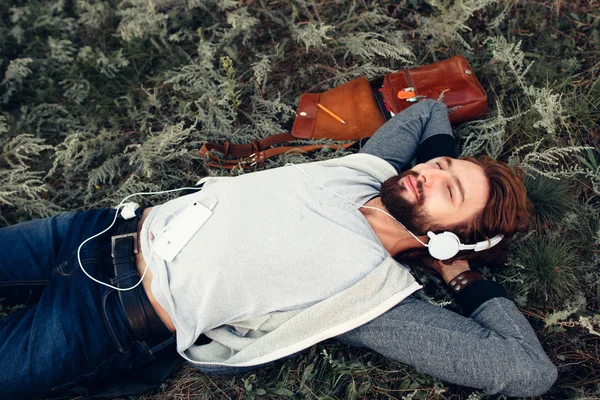 Homme dormant dans un casque sur l'herbe, vue de dessus — Photo
