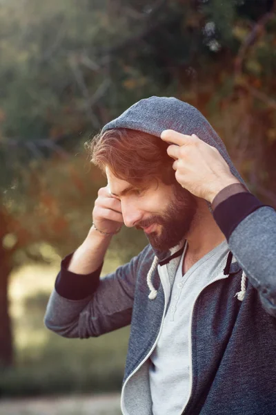 男人穿着外套罩上头部，侧视图 — 图库照片