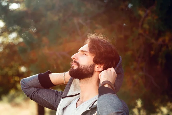 Hombre atractivo disfrutando del sol cálido, primer plano — Foto de Stock