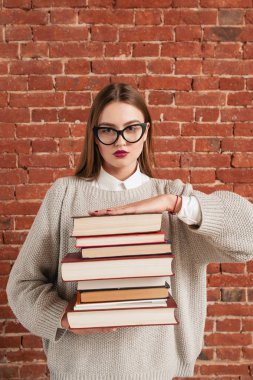 Okumak için kitap listesi veren güzel öğretmen