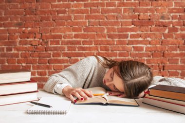 Yorgun öğrenci Kütüphanesi'nde, boş alan uyku