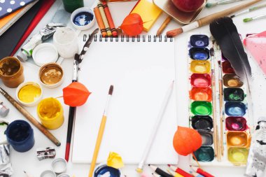 Yaratıcı sanatçı, dağınık işyeri mockup