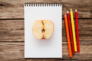 Apple renkli kalemler ile gerçekçi resmi