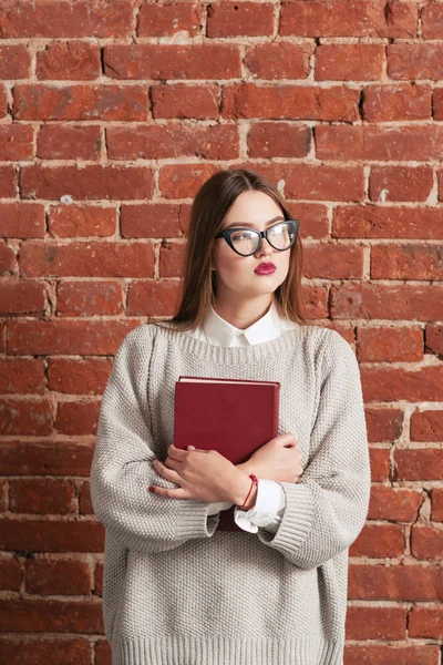 Estudiante chica de pie con libro de texto, espacio libre —  Fotos de Stock