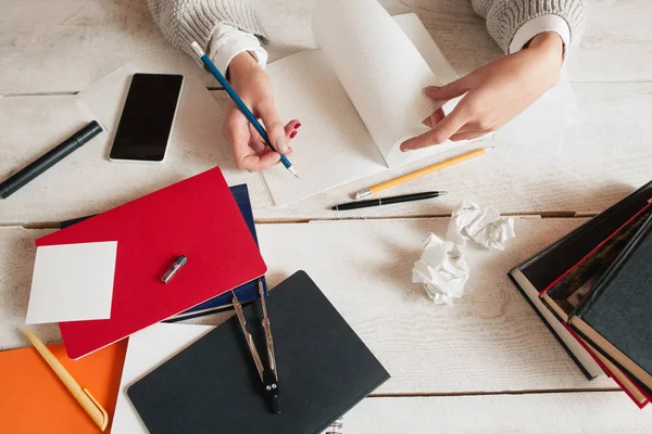 Lugar de trabajo de apenas estudiar mujer plana laico — Foto de Stock