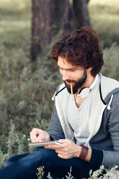 Primer plano del hombre con lápiz mordedor de cuaderno —  Fotos de Stock