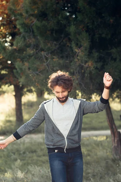 Hombre con estilo bailando en el parque, espacio libre — Foto de Stock