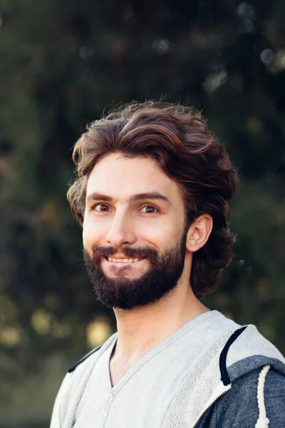 Portret van glimlachende man op groene achtergrond — Stockfoto