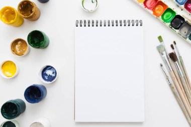 Boş defter çizim araçları mockup düz ile yatıyordu