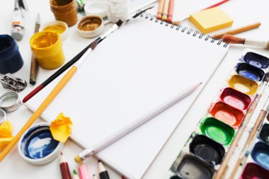 Yaratıcı sanatçı mockup parlak işyeri