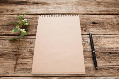 Blossom ve kalem mockup ile Vintage sketchbook