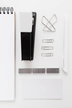 Klipler ve çıkartmalar düz siyah zımba yatıyordu