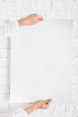 Eller duvara mockup karşı boş poster