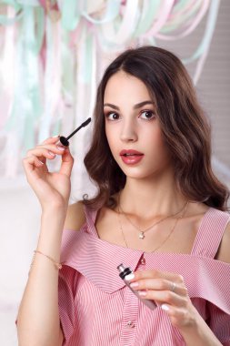 Kameraya bakarak maskara ile sürpriz kadın