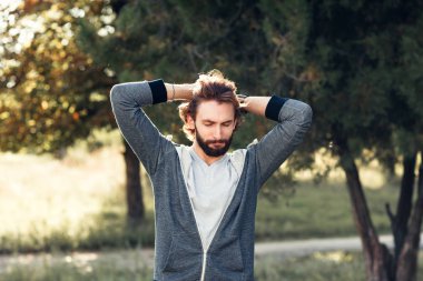 Heyecanlı adam kafasını Park dokunmadan