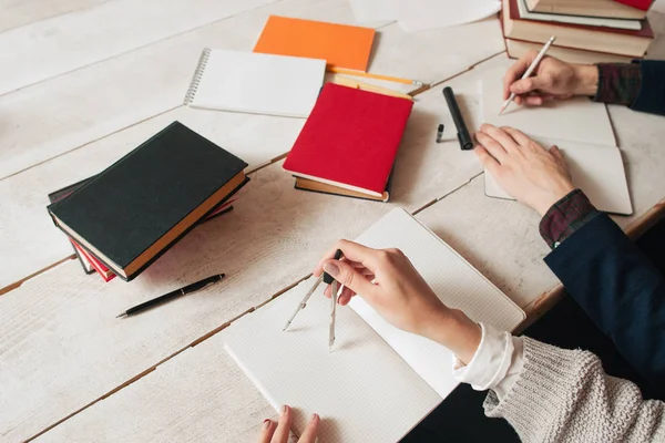 Mâinile elevilor care studiază matematica la birou — Fotografie, imagine de stoc