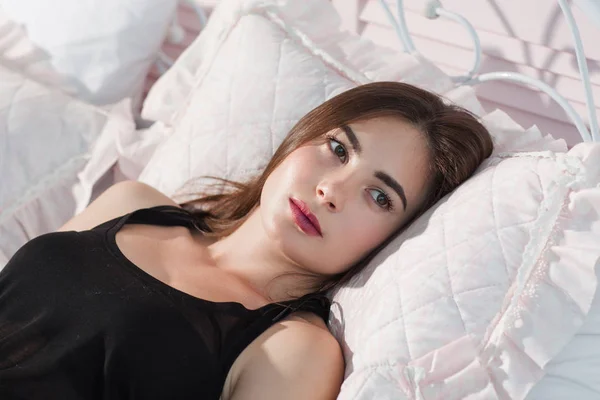 Wanita muda tidak bisa tidur di closeup buruk — Stok Foto